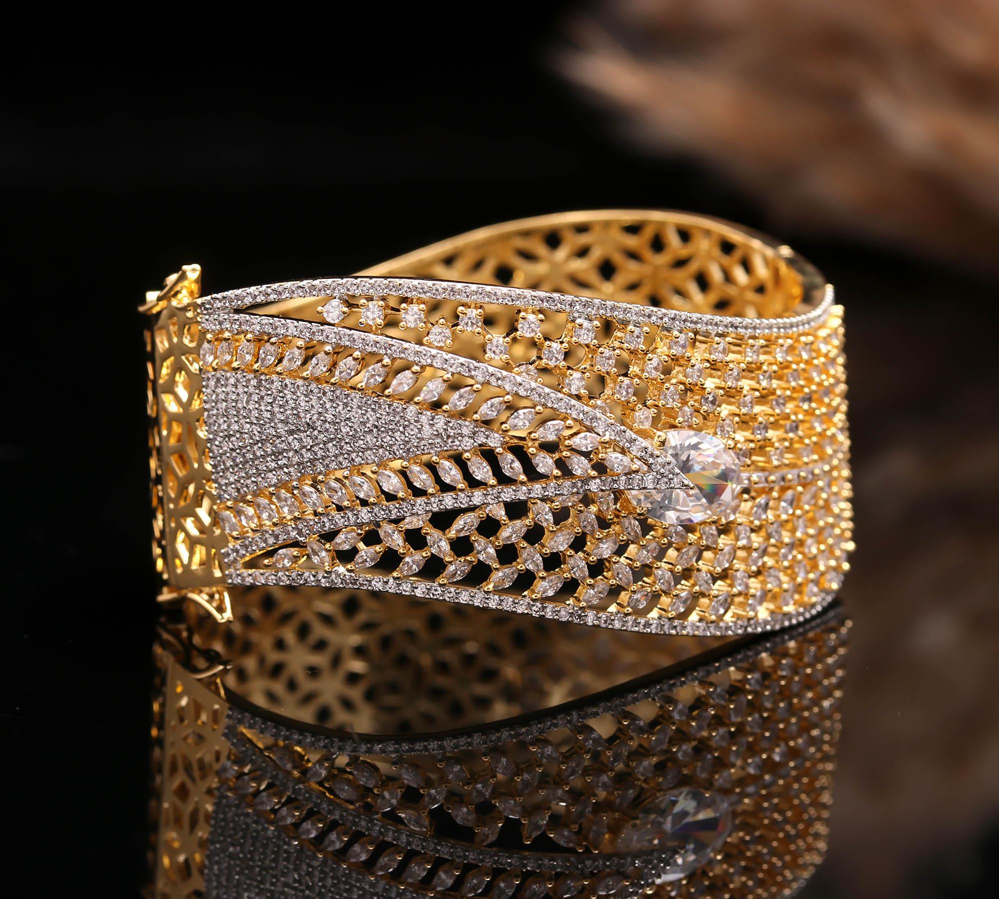 Exquisite Gold-Plated Diamond-Cut Bangle for Women – Luxury Bridal & Party Jewelry